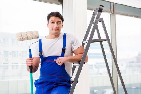 Pintor reparador trabajando en el sitio de construcción — Foto de Stock