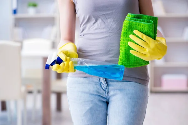 在家打扫卫生的女人 — 图库照片