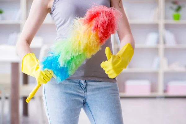 Γυναίκα κάνει καθαρισμό στο σπίτι — Φωτογραφία Αρχείου