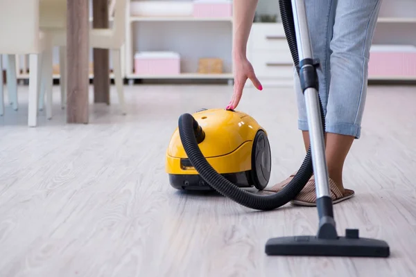 Kobieta robi sprzątanie w domu z odkurzaczem — Zdjęcie stockowe