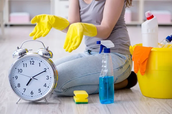 Vrouw aan het schoonmaken thuis — Stockfoto