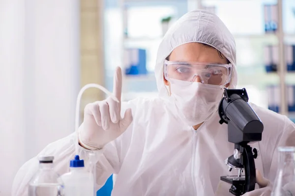 Chemisch werken in het laboratorium met gevaarlijke chemische stoffen — Stockfoto