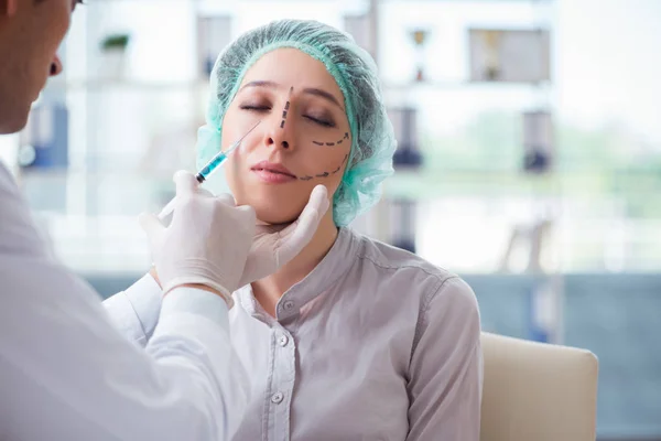 여성의 얼굴 수술을 준비하는 성형외과 의사 — 스톡 사진