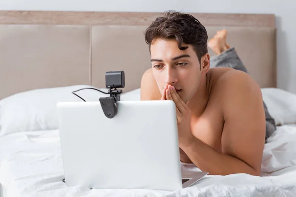 Молодой сексуальный мужчина в концепции онлайн знакомств — стоковое фото