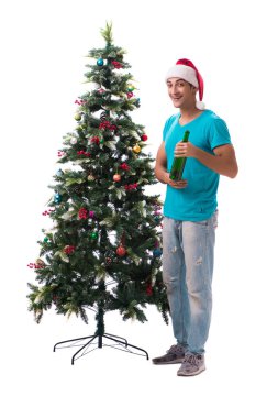 Genç adam beyaz üzerine izole edilmiş noel ağacını süslüyor.