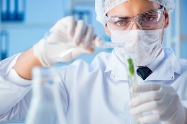 Laboratuvarda bilim adamıyla biyoteknoloji kavramı