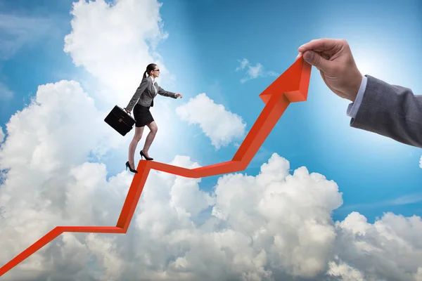 Businesswoman scala line chart nel concetto di ripresa economica — Foto Stock