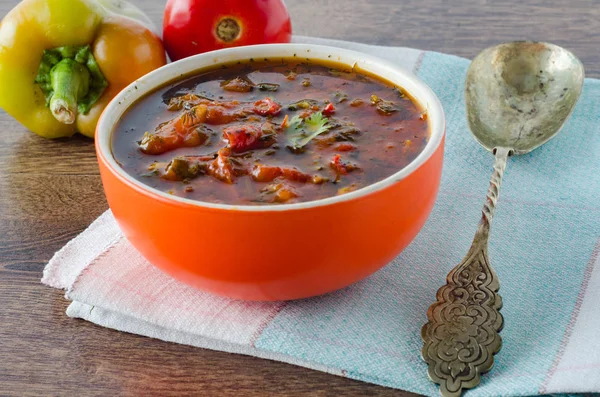 Schüssel mit traditioneller Suppe Borscht auf dem Tisch — Stockfoto