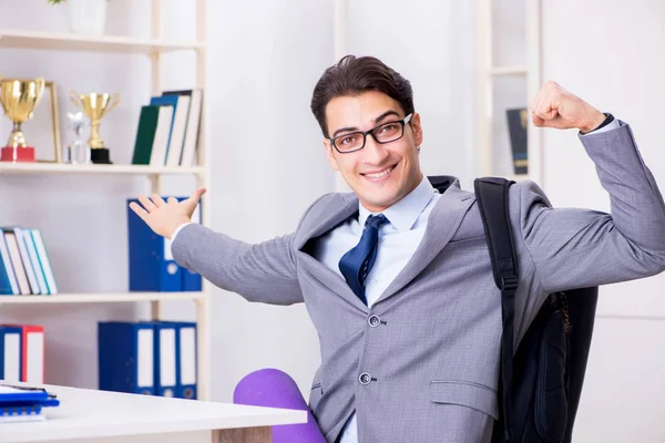 Junger Geschäftsmann rast in der Pause in Sporthalle — Stockfoto