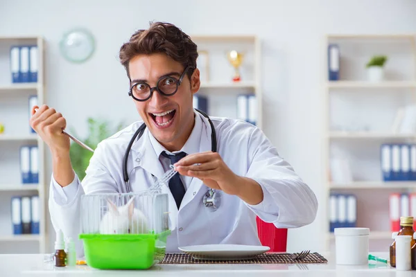 Gekke gekke dokter bereidt zich voor om konijn te eten — Stockfoto