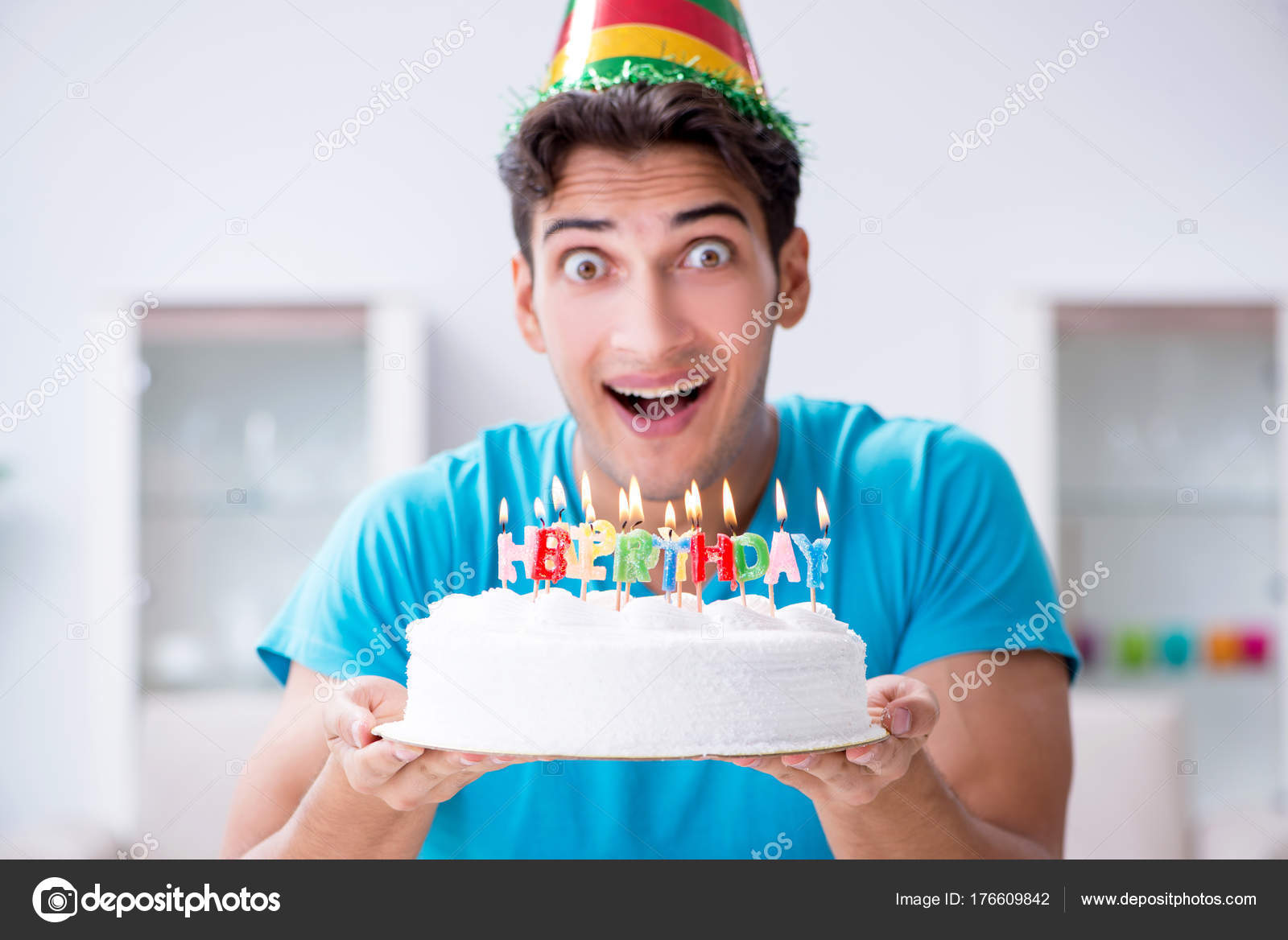 Junger Mann Feiert Geburtstag Allein Zu Hause Stockfoto C Elnur