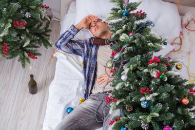 Adam noel partisinden sonra akşamdan kalma.