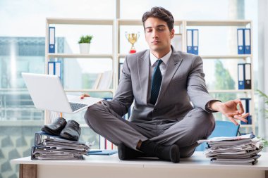 Ofiste masanın üstünde oturan bir iş adamı.