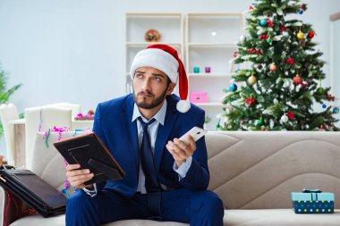 Noel 'de evde çalışan bir iş adamı.