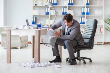 Ofiste çalışan kızgın işadamı kovuldu.