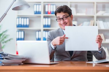 Ofisteki işadamı elinde boş bir mesaj panosu tutuyor.