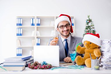 Genç işadamı Noel 'i ofiste kutluyor.