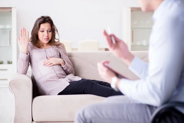 Schwangere besucht Psychologin — Stockfoto