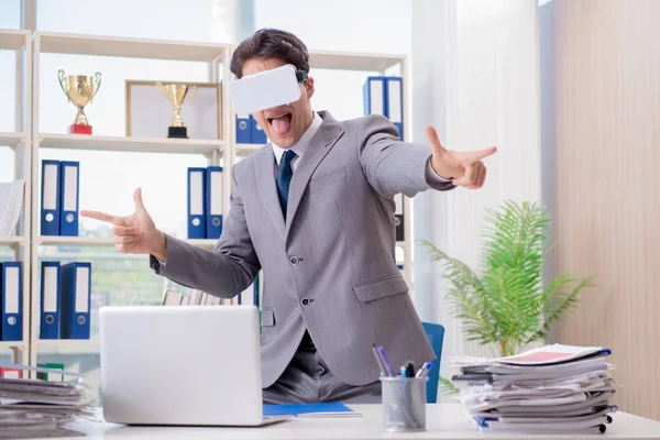 Biznesmen w okularach wirtualnej rzeczywistości VR w biurze — Zdjęcie stockowe