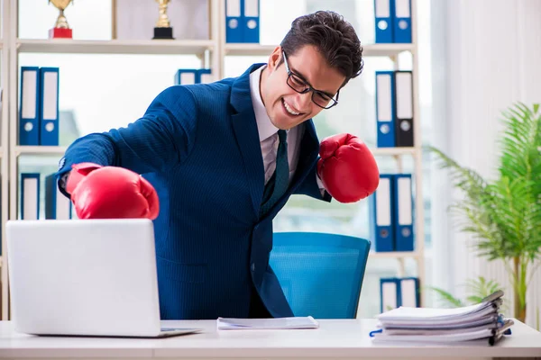 Geschäftsmann mit Boxhandschuhen wütend im Büro — Stockfoto
