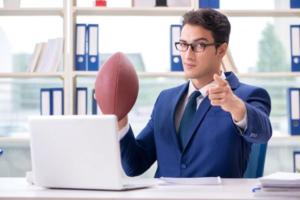 Empresario con fútbol americano en la oficina — Foto de Stock