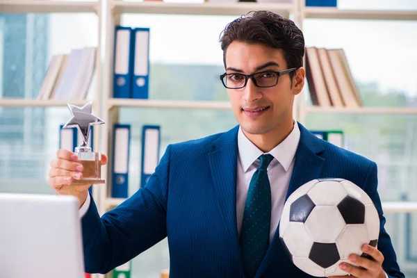 Biznesmen grający w piłkę nożną w biurze — Zdjęcie stockowe