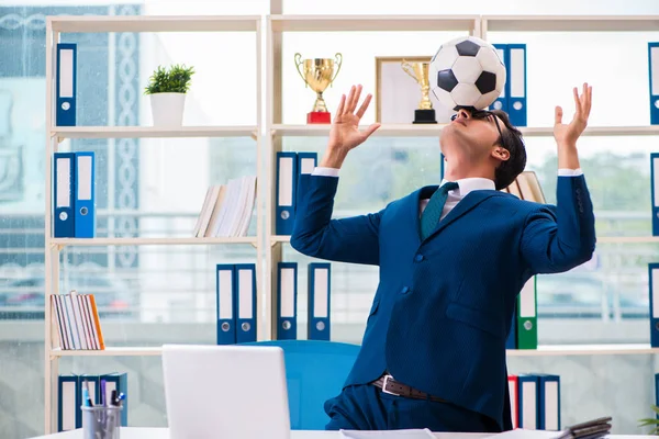 在办公室踢足球的商人 — 图库照片