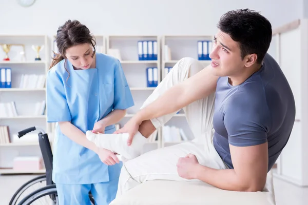 Médecin et patient pendant le check-up pour blessure à l'hôpital — Photo