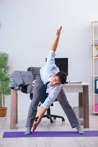 Επιχειρηματίας που κάνει αθλητισμό στο γραφείο κατά τη διάρκεια του διαλείμματος — Φωτογραφία Αρχείου
