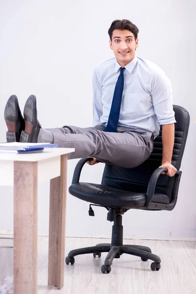 Empresario haciendo deportes en la oficina durante el descanso —  Fotos de Stock