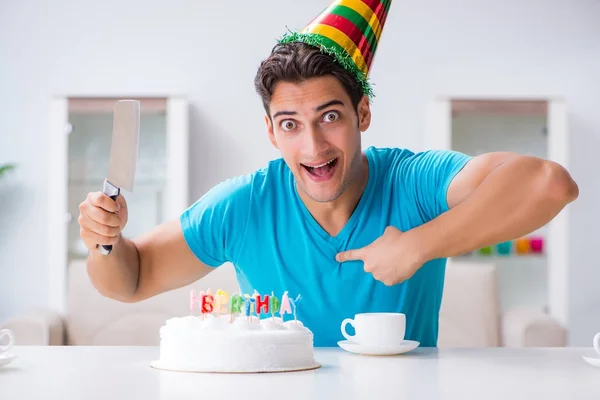 Joven celebrando cumpleaños solo en casa —  Fotos de Stock