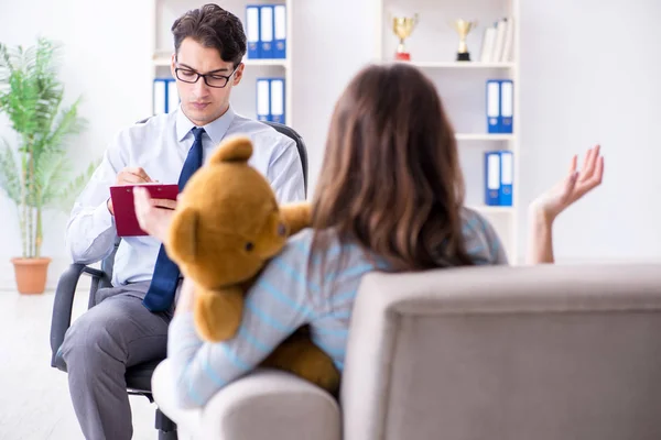 Paziente dal medico psichiatra per un esame — Foto Stock