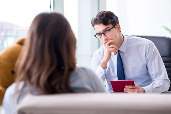 Patiënt die een psychiater bezoekt voor onderzoek — Stockfoto