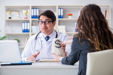 Sağlık sigortası dolandırıcılığı konseptinde genç doktor