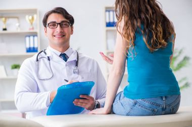 Tıbbi konseptte doktoru ziyaret eden kadın