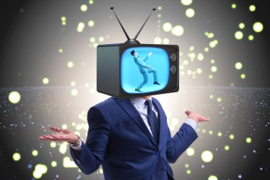 Televizyon bağımlısı bir adam.