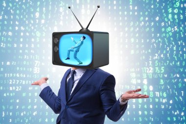 Televizyon bağımlısı bir adam.