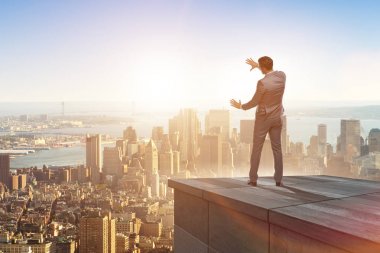 İş adamı iş konseptinde yeni zorluklara hazır