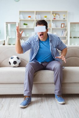 Sanal gerçeklik gözlüğü takan bir adam futbol maçı izliyor.