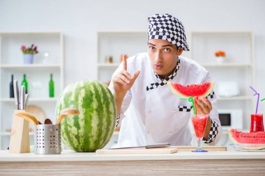 Mutfakta karpuzlu bir erkek aşçı.