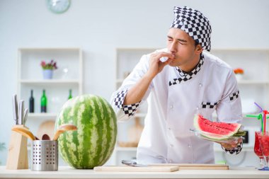 Mutfakta karpuzlu bir erkek aşçı.