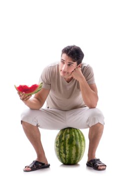 Karpuzlu genç adam beyazda izole edilmiş.