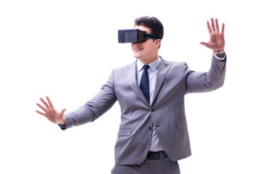 Sanal gerçeklik gözlüğü takan iş adamı beyaza izole edilmiş