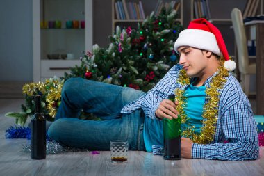 Adam Noel 'i evde yalnız kutluyor.