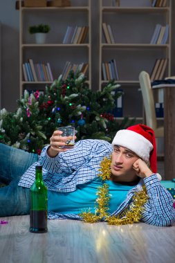 Adam Noel 'i evde yalnız kutluyor.