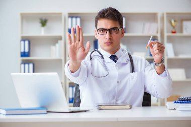 Sigara paketiyle sigara karşıtı bir erkek doktor.