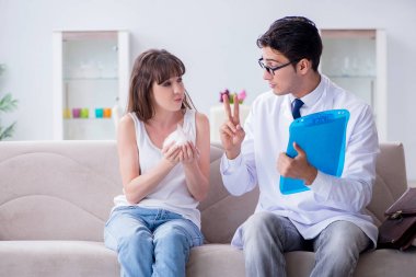 Tavşan besleyen kadın veteriner doktoru ziyaret ediyor.