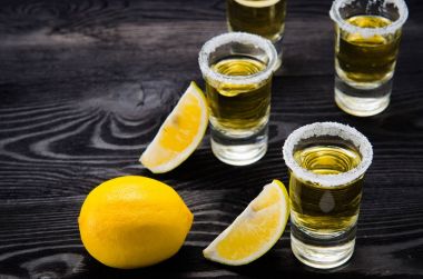 Limonlu ve tuzlu bardakta servis edilen tekila içeceği.