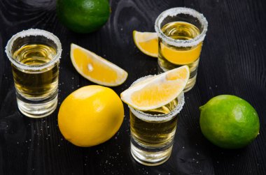 Limonlu ve tuzlu bardakta servis edilen tekila içeceği.