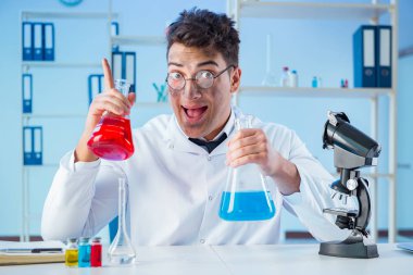 Laboratuvarda çalışan çılgın bir kimyager.